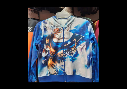 Imagen de chamarra de goku con ultra instinto